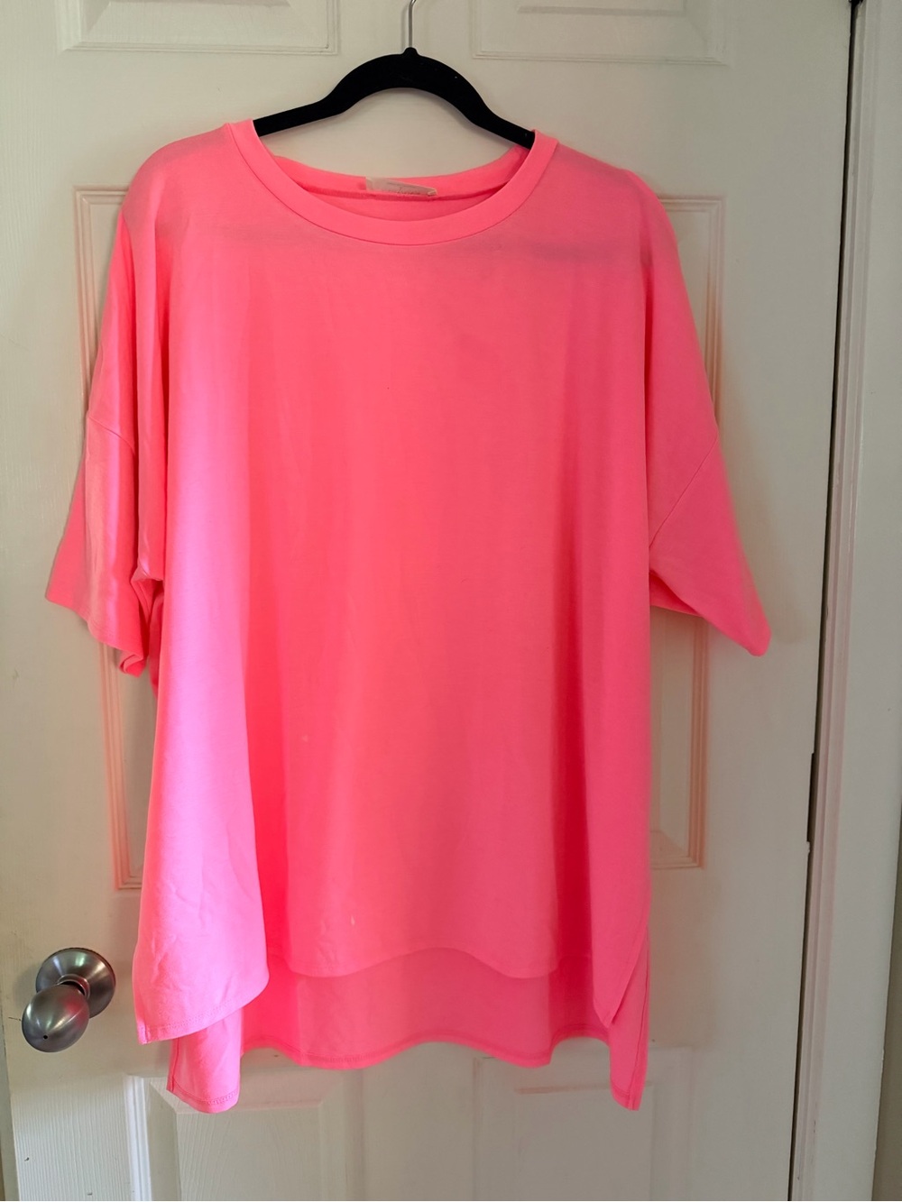 Zenana Oversized Tee in Bright Pink Pairs well with leggings!